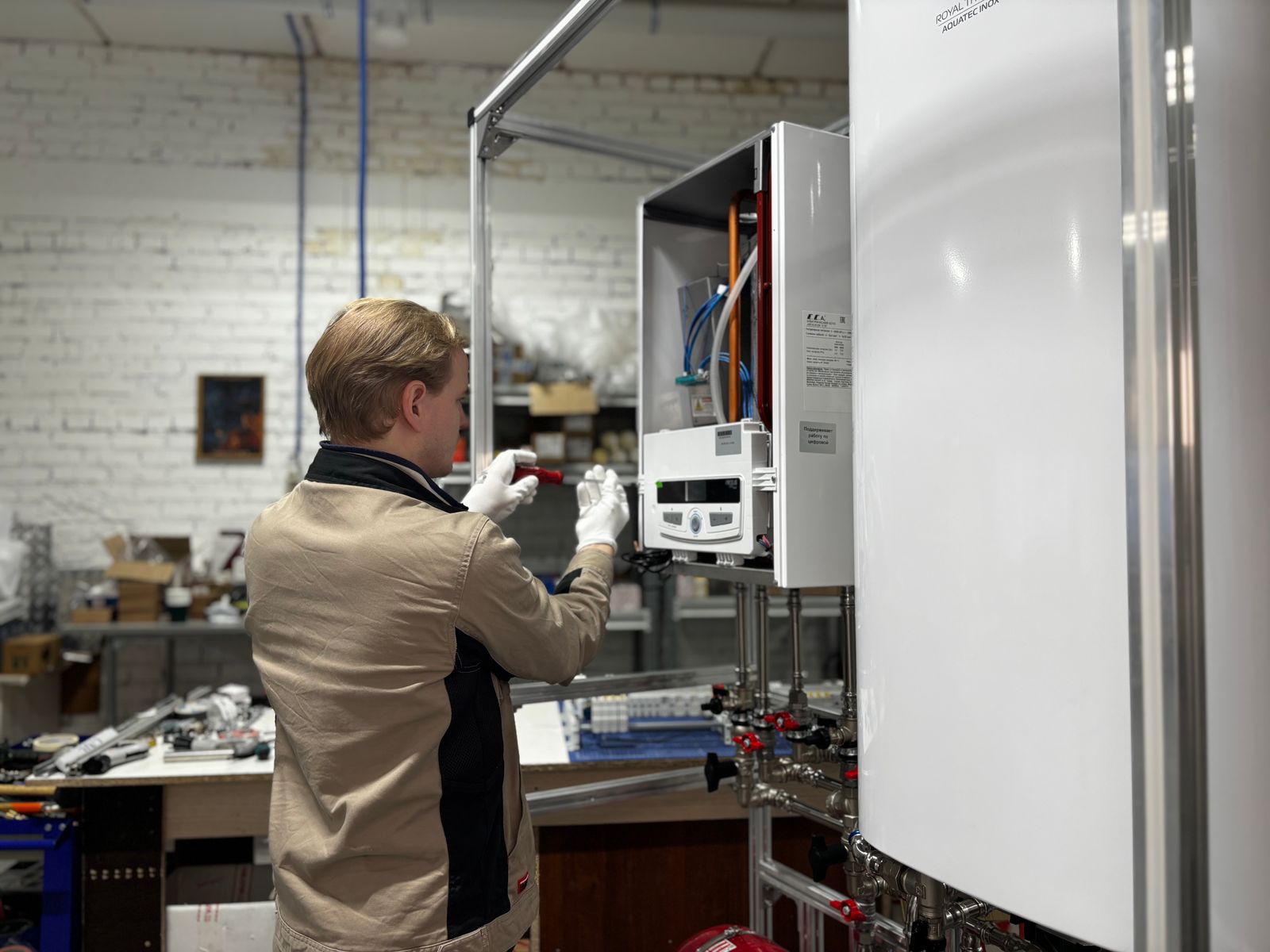Technicien contrôlant une installation de chauffage